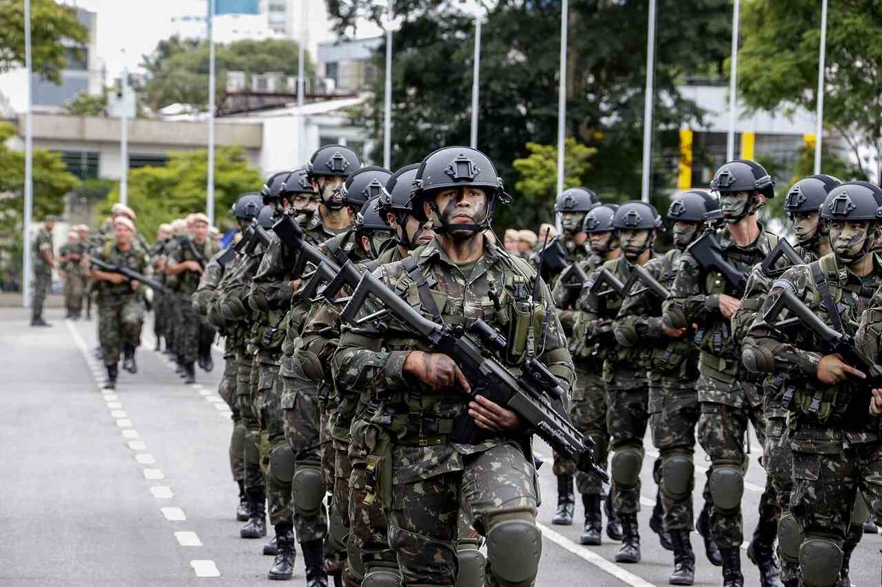 Militares em marcha